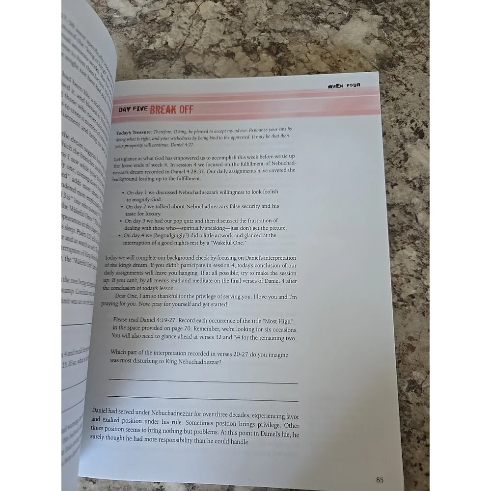 Daniel - Bible Study Book: Lives of Integrity, Words of Prophecy‎ Beth Moore